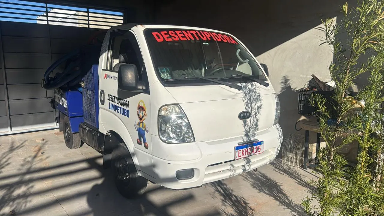 veículo da frota Limpetubo estacionado para atendimento técnico