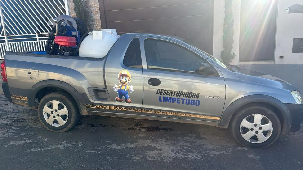veículo da frota Limpetubo equipado para atendimento de tubulações